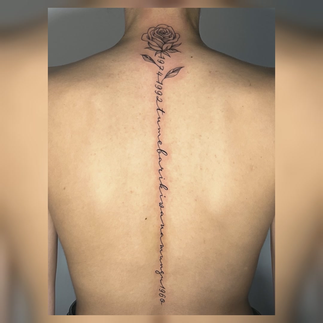 Roos met script en datum langs de rug